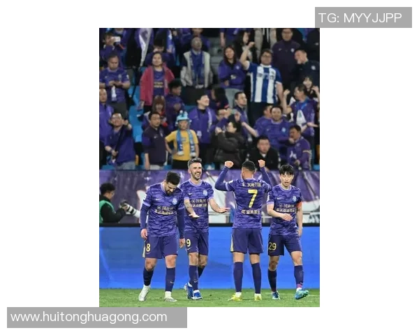 天津队迎战上海上港争夺中超联赛关键三分全力以赴展现球队实力